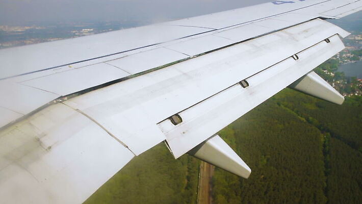 길 여행 날개 창문 교통시설 하늘 휴가 비행기 프레임 안테나 사람없음 덮개 오픈 공항 땅 도착 항공 속도 리프트 활주로 제트기 항공촬영 단절 대패 땅바닥 착륙 수평선 유도로 MOV 해외동영상 클립영상 뷰포인트 교통 통신 항공교통 대중교통 바닥 뚜껑 시설 동영상 파일형식