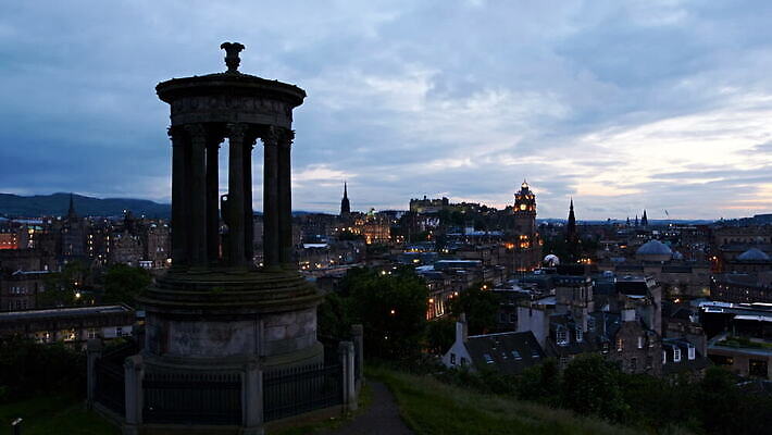 구름 외관 유럽 문화 여행 건축양식 모션 하늘 거리 풍경 사람없음 건물 여름 도시풍경 탑 황혼 일몰 새벽 도시 역사 재산 야간 저녁 언덕 타운 기념물 스카이라인 천연기념물 랜드마크 수도권 옛날 전국 스코틀랜드 타임랩스 MOV 해외동영상 클립영상 자연요소 건축물 계절 건축 나라 영국 촬영기법 금융 노을 지역 동영상 파일형식