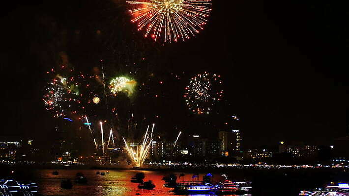 기념일 바다 백그라운드 파타야 하늘 추상 휴가 불꽃 새해 기념 폭죽 불꽃놀이 이벤트 사람없음 물 컬러풀 파티 크래커 탑 검은색 축제 로켓 축하 도시 보트 야간 큼 폭발 폭발물 쇼 광 진짜 카운트다운 4K MOV 해외동영상 클립영상 자연요소 건축물 무기 컬러 컨셉 무늬 배_교통 태국 놀이 불 쿠키 크기 동영상 파일형식
