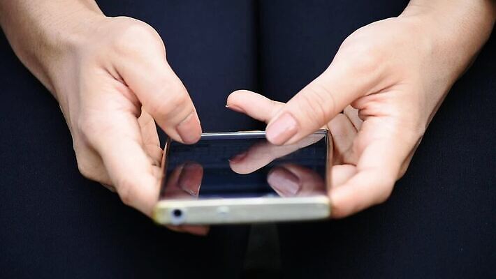 손 응시 여자 남자 컨셉 인터넷 비즈니스 텍스트 통신 손가락 모바일 세포 사람 성인 가로 스마트폰 핸드폰 컴퓨터 독서 우주 디지털 스크린 장비 터치 가리킴 타이핑 잡기 업무 메시지 닫기 연결 무선전화기 전화기 스마트 부름 문자메시지 키패드 터치스크린 셀룰러 MOV 해외동영상 클립영상 시선 모션 손짓 신체부위 전자제품 스마트기기 작업 동영상 파일형식