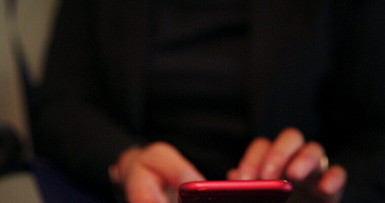 여자 중년 생각 사업가 무선통신 영국 잉글랜드 실내 작업복 한명 앉기 스마트폰 핸드폰 비즈니스우먼 전화기 집중 런던 통화 4K 틸트업 MOV 해외동영상 클립영상 직업 1 옷 유럽 컨셉 비즈니스 통신 모션 촬영기법 사람 성인 내부 전자제품 스마트기기 직장인 동영상 파일형식