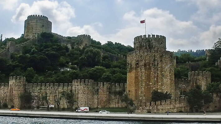 외관 유럽 아시아 벽 바다 여행 건축양식 하늘 이스탄불 풍경 사람없음 건물 물 여름 파란색 도시풍경 탑 봄 골동품 바위 도시 방어 중세 역사 재산 보호 타운 칠면조 구시가지 랜드마크 보스포루스 옛날 제국 MOV 튀르키예 해외동영상 클립영상 자연요소 건축물 계절 건축 나라 컬러 컨셉 조류 금융 동영상 파일형식