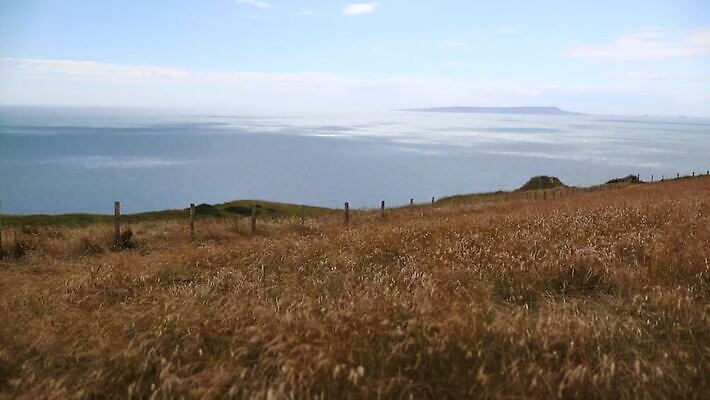 모자 유럽 선 바다 섬 여행 백그라운드 자연 하늘 휴가 영국 잉글랜드 파노라마 사람 풍경 사람없음 야외 초록색 물 도시풍경 역사 언덕 장면 지역 포트 동영상 랜드마크 수평선 MOV 해외동영상 클립영상 자연요소 잡화 나라 컬러 촬영기법 도시 생태계 파일형식
