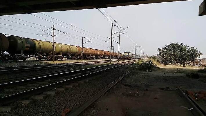 유럽 산업 도로 선 여행 백그라운드 비즈니스 교통시설 모션 자동차 하늘 풍경 사람없음 햇빛 금속 일몰 기찻길 기차 화물 도시 전철 역 교차로 속도 출발 마차 승객 단상 물류 방법 선로 철강 MP4 해외동영상 클립영상 나라 길 육상교통 교통수단 교통 컨셉 재질 대중교통 태양 노을 운송업 시설 동영상 파일형식