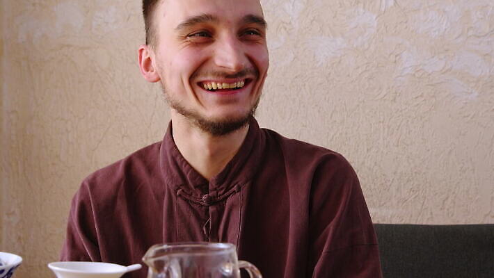 전통 행복 안경 음료 잎 탁자 주전자 한명 웃음 컵 빨간색 초록색 중국 화목 뜨거움 찻주전자 녹차 준비 서빙 주인 유리주전자 우롱차 4K MOV 해외동영상 클립영상 식물 1 식기 잡화 감정 아시아 컬러 가구 컨셉 유리 주방용품 표정 사람 차_음료 동영상 파일형식