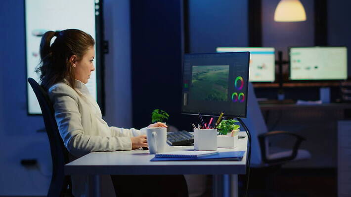 편집 직업 디자인 인터넷 비즈니스 사업가 노동자 직장 실내 피곤 창조 앉기 경사 사람없음 그래픽 컴퓨터 사무실 디지털 스크린 모니터 업무 작업 야간 디자이너 책상 예술가 업무과다 야근 동영상 그래픽디자이너 마감 소프트웨어 프리랜서 4K MOV 해외동영상 클립영상 자연요소 가구 컨셉 회사 모션 내부 전자제품 파일형식