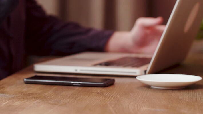 손 커피 이동 돈 비즈니스 통신 모바일 세포 사람없음 컵 금융 스마트폰 핸드폰 세일 상점 디지털 식당 기계 카페 신용카드 구매 웨이터 계산대 무선전화기 고객 스마트 서비스 전자 결제 서빙 질서 계산원 체크아웃 터미널 4K MOV 해외동영상 클립영상 직업 식기 음료 컨셉 신체부위 경제 전자제품 스마트기기 쇼핑 예절 재산 전화기 동영상 파일형식