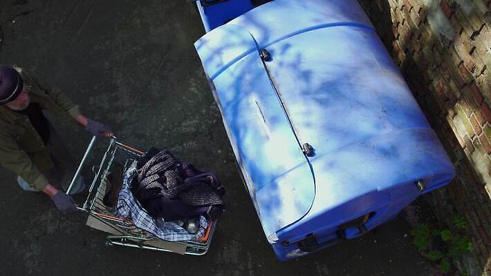 응시 남자 음식 가방 거리 한명 야외 코트 쓰레기통 좌절 쓰레기 가난 수집 만취 먹기 버리기 배고픔 문제 거지 구걸 노숙자 옛날 우울증 혼자 접근 비어있는 4K MP4 해외동영상 클립영상 1 시선 잡화 감정 컨셉 모션 사람 외투 질병 동영상 술취함 파일형식