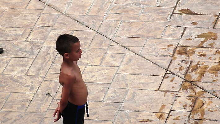 남자 어린이 포즈 반바지 수영장 한명 서기 사람 정장 소년 옆모습 수영 젖음 슬픔 흰색 당구 날씬함 타일 난민 얇은 4K MOV 해외동영상 클립영상 1 옷 감정 뷰포인트 컬러 바지 모션 구기 수상스포츠 몸매 동영상 파일형식