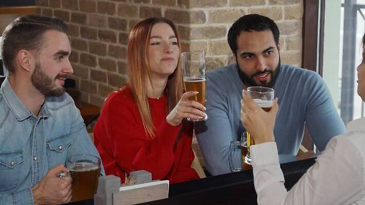 학생 라이프스타일 여자 남자 행복 음료 통신 휴가 영국 잉글랜드 맥주 주류 생맥주 함께함 대화 웃음 여러명 친구 축제 우정 카페 축하 알코올 바 생일 그룹 고객 주말 축배 양조 양조장 옥토버페스트 밀레니얼 4K MOV 해외동영상 클립영상 기념일 감정 유럽 다수 컨셉 관계 표정 말하기 사람 생활 경제 상점 동영상 파일형식