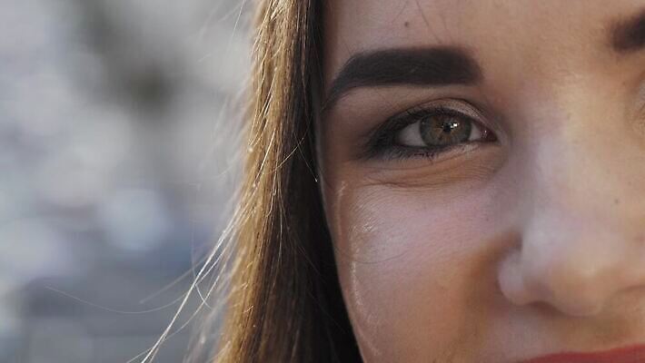 학생 응시 계절 여자 컬러 건강 한명 사람 야외 뷰티 귀여움 맑음 활발 낭만 도시 주름 우아함 닫기 속눈썹 손목시계 피부 마스카라 시력 긍정 비전 내추럴 돌봄 광학 4K MOV 해외동영상 클립영상 1 시선 시계 컨셉 장신구 모션 날씨 신체부위 화장품 눈썹 동영상 파일형식