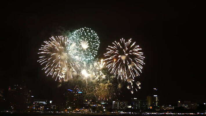 기념일 바다 백그라운드 파타야 하늘 추상 휴가 불꽃 새해 기념 폭죽 불꽃놀이 이벤트 사람없음 물 컬러풀 파티 크래커 탑 검은색 축제 로켓 축하 도시 보트 야간 큼 폭발 폭발물 쇼 광 진짜 카운트다운 4K MOV 해외동영상 클립영상 자연요소 건축물 무기 컬러 컨셉 무늬 배_교통 태국 놀이 불 쿠키 크기 동영상 파일형식