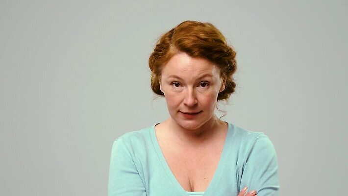 직업 캐릭터 1 응시 여자 감정 얼굴 생각 성공 실내 한명 사람 성인 분노 표현 찡그림 변화 치아 불안 흰배경 개성 고립 코미디언 시리즈 표현성 MP4 해외동영상 클립영상 시선 백그라운드 컨셉 표정 내부 신체부위 흰색 소화기관 동영상 파일형식