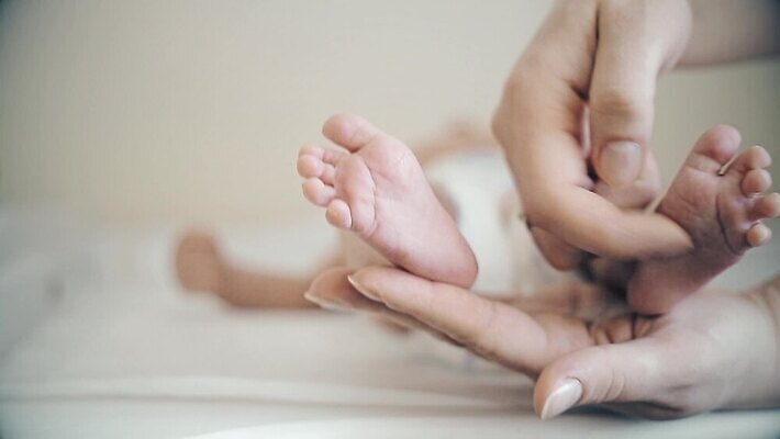 라이프스타일 손 딸 행복 아들 어린이 신체 손가락 가족 모션 발 놀이 건강 사랑 사람 소년 사람없음 부모 터치 성장 흰색 아기 잡기 마사지 달콤 보호 작음 부드러움 돌봄 양발 처음 안락 HD MOV 해외동영상 클립영상 남자 감정 컬러 컨셉 관계 생활 신체부위 감각 맛 크기 동영상 파일형식