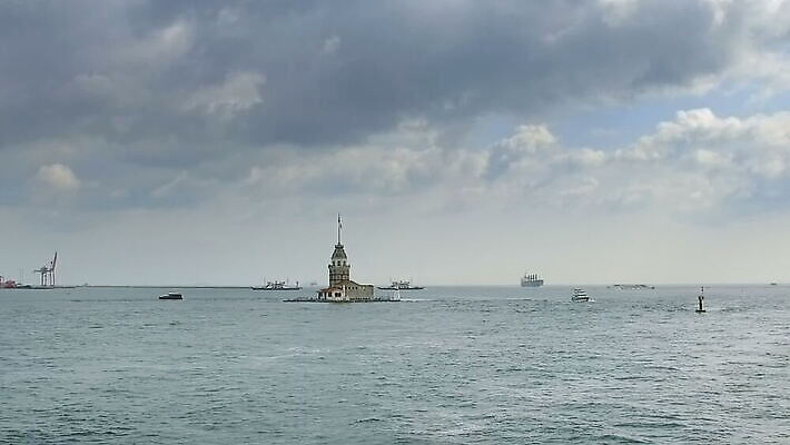 외관 유럽 아시아 문화 바다 섬 여행 백그라운드 건축양식 교통시설 하늘 등대 이스탄불 풍경 사람없음 건물 물 도시풍경 탑 깃발 도시 보트 중세 역사 모스크 칠면조 랜드마크 비잔틴 옛날 콘스탄티노플 MOV 튀르키예 해외동영상 클립영상 자연요소 건축물 건축 나라 교통 배_교통 조류 이슬람교 시설 동영상 제국 파일형식