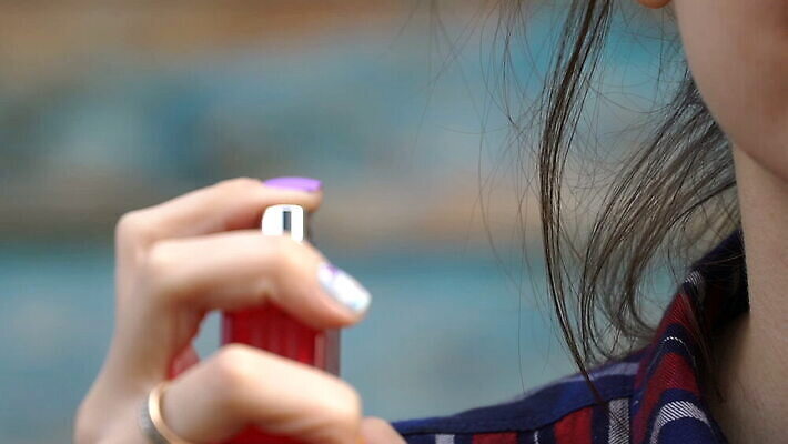 모델 1 손 여자 행복 백그라운드 한명 사람 빨간색 뷰티 유행 화장품 신선 잡기 화려 고급 우아함 향수 향기 냄새 아로마 분무기 돌봄 쾰른 신청 MOV 해외동영상 클립영상 감정 컬러 컨셉 모션 독일 신체부위 동영상 파일형식