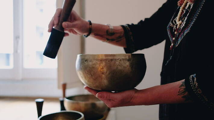 백인 라이프스타일 손 웰빙 음악 불교 놀이 실내 창조 한명 취미 옆모습 30대 잡기 전통의상 팔 4K 락다운 MOV 해외동영상 클립영상 서양인 1 전통 종교 뷰포인트 모션 문화예술 사람 내부 생활 신체부위 장년 동영상 파일형식