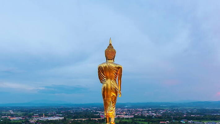 전통 아시아 종교 문화 선 여행 불교 건축양식 태국 자연 하늘 휴가 산 동양인 사람없음 야외 건물 조각상 탑 침묵 일몰 새벽 사찰 황금 축복 시력 장면 신성 북쪽 수도원 랜드마크 숭배 신앙심 4K MOV 해외동영상 클립영상 자연요소 건축물 건축 나라 컨셉 종교건축 인종 조형물 노을 소리 방향 생태계 동영상 파일형식