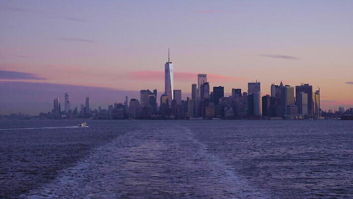바다 건축양식 갈매기 아침 사람없음 건물 물 도시풍경 일출 고층빌딩 미국 도시 만 도심 뉴욕 스카이라인 맨해튼 4K MOV 해외동영상 클립영상 주간 자연요소 건축물 건축 북아메리카 조류 풍경 빌딩 노을 동영상 파일형식