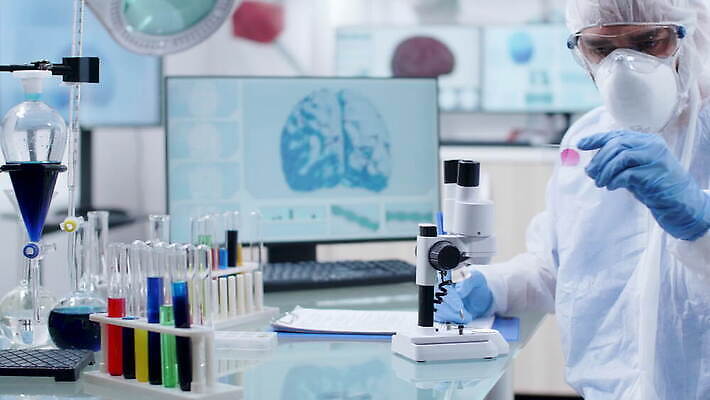 직업 남자 산업 컬러 과학 건강 현미경 실험 작업복 가면 사람없음 스터디 컴퓨터 약 3D 스크린 장비 의사 램프 작업 액체 기술자 실험실 결과 질병 연구원 과학자 뇌 생물학 비커 튜브 발견 조제 돌봄 화학자 4K MOV 해외동영상 클립영상 옷 교육 컨셉 의학 모션 조명 실험기구 사람 전자제품 학습 의료진 디지털합성 만들기 동영상 학자 파일형식