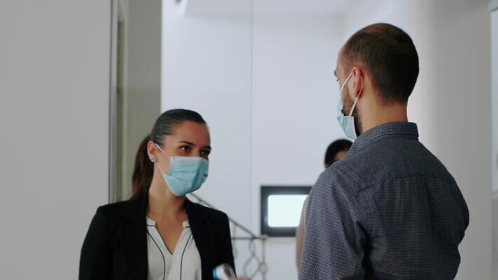 얼굴 회사 비즈니스 노동자 거리 직장 건강 가면 안전 사람 성인 사람없음 사무실 머리 시험 업무 열 바이러스 보호 질병 온도계 체온계 측정 확인 예방 감염 전염 온도 이마 적외선 전염병 코로나바이러스 뉴노멀 4K MOV 해외동영상 클립영상 직업 교육 컨셉 의학 신체부위 경제 작업 동영상 파일형식