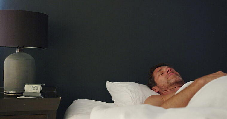 아침 영국 탈의 실내 한명 침실 자명종 침대 램프 잠 서식스 4K MOV 해외동영상 클립영상 주간 1 유럽 시계 가구 조명 사람 내부 알람 동영상 파일형식