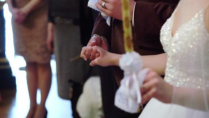 백인 전통 커플 드레스 여자 남자 종교 신랑 결혼 신혼부부 결혼식 함께함 실내 사랑 사람 귀여움 낭만 흰색 가운 황금 우아함 성직자 통로 신성 약혼 천국 신앙심 제단 MOV 해외동영상 클립영상 서양인 부부 옷 감정 컬러 컨셉 관계 이벤트 내부 약속 신혼 동영상 파일형식