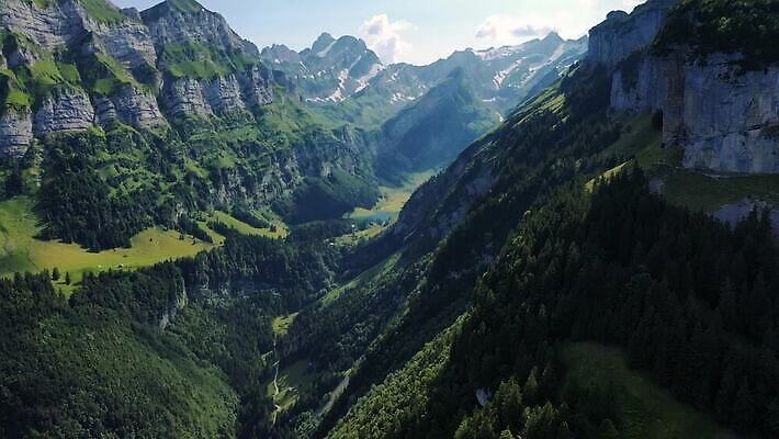 유럽 여행 이동 모션 산 안테나 사람없음 계곡 하이킹 시골 헬리콥터 정상 스위스 언덕 알프스 동영상 항공촬영 드론 MOV 해외동영상 클립영상 나라 뷰포인트 컨셉 통신 레저 비행기 파일형식