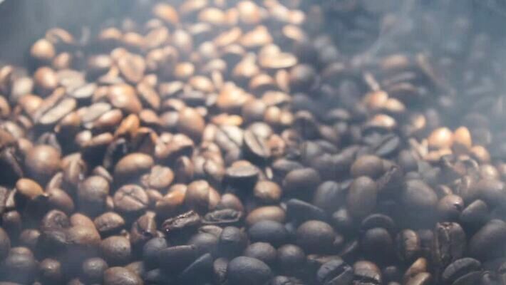 커피 음료 음식 백그라운드 탁자 아침 콩 씨앗 사람없음 컵 갈색 우주 검은색 어둠 카페 에너지 흰색 신선 뜨거움 닫기 연기 맛 아침식사 수증기 낟알 굽기 상쾌 질감 향기 아로마 향 카푸치노 에스프레소 내추럴 단절 라떼 모카 아라비카 카페인 MP4 해외동영상 클립영상 주간 식물 식기 감정 컬러 가구 컨셉 모션 곡류 상점 식사 구이 냄새 동영상 파일형식