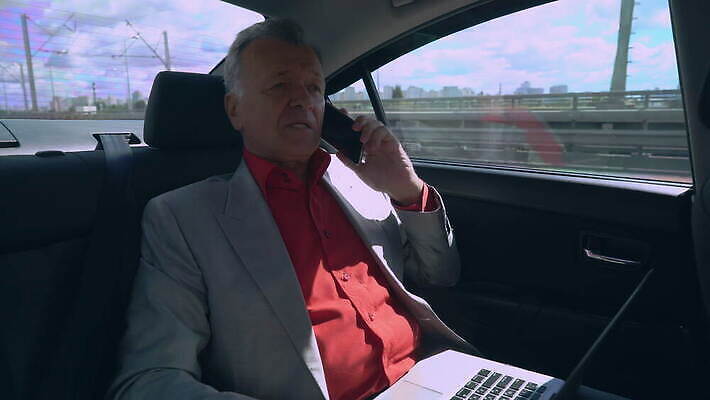 남자 중년 셔츠 비즈니스 CEO 사업가 자동차 모바일 세포 실내 말하기 대화 협상 한명 앉기 정장 빨간색 노트북 스마트폰 핸드폰 운전 도시 비즈니스맨 운전사 스마트 부름 타운 무거움 셀룰러 4G 4K MOV 해외동영상 클립영상 직업 1 옷 육상교통 컬러 컨셉 상의 모션 IT 사람 성인 내부 전자제품 스마트기기 직장인 무게 동영상 파일형식