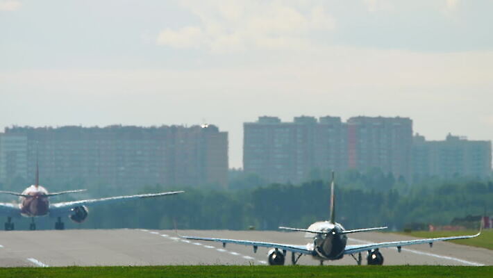 여행 날개 비즈니스 교통시설 아침 휴가 비행기 사람없음 빨간색 안개 공항 항공 속도 상업 러시아 활주로 제트기 승객 이륙 엔진 대패 모스크바 4K 지상주행 유도로 MOV 해외동영상 클립영상 주간 유럽 길 컬러 교통 항공교통 날씨 대중교통 시설 동영상 파일형식
