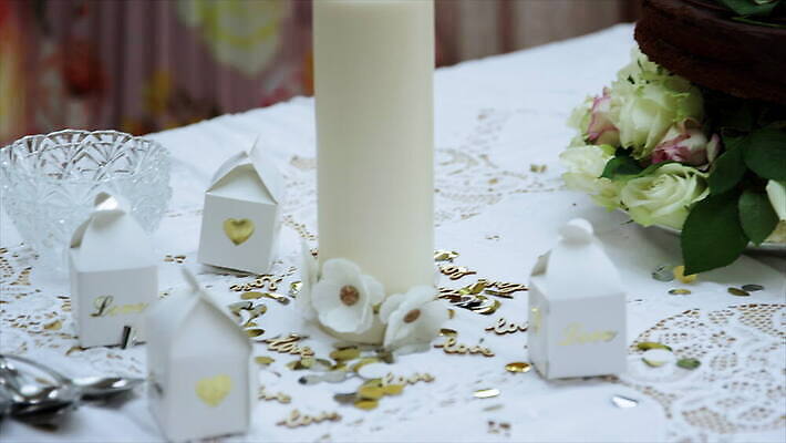 꽃 탁자 영국 실내 여러명 장식 상자 축하 우아함 패닝샷 4K 틸트업 MOV 해외동영상 클립영상 식물 유럽 가구 다수 컨셉 촬영기법 사람 내부 동영상 파일형식