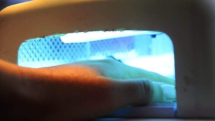 백인 손 여자 컬러 2 신체 손가락 건조 기술 관리 손바닥 사람 빛 수건 뷰티 상점 스파 화장품 못 화려 기술자 고급 닫기 오븐 손톱관리 손톱 드라이어 미용사 그림 광택 몸단장 니스 돌봄 위생관리 신청 MOV 해외동영상 클립영상 서양인 직업 컨셉 모션 신체부위 위생용품 가전제품 공구 미용용품 네일아트 동영상 파일형식