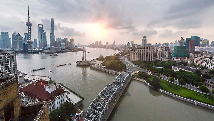 구름 도로 건축양식 자동차 사람없음 야외 관광지 강 도시풍경 고층빌딩 중국 보트 상하이 저녁 개발 4K 타임랩스 락다운 MOV 해외동영상 클립영상 자연요소 건축 아시아 길 육상교통 여행 배_교통 교통시설 촬영기법 풍경 빌딩 도시 야간 동영상 파일형식