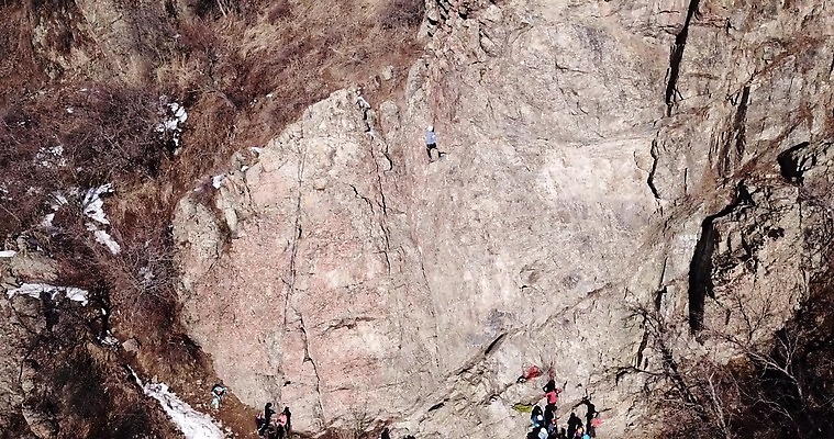 라이프스타일 여자 밧줄 벽 스포츠 모션 자연 성공 산 안테나 건강 안전 사람 사람없음 야외 운동 힘 등산 장비 도전 체험 정상 위험 집중 연습 오르기 항공촬영 드론 산악가 4K MP4 해외동영상 클립영상 줄 뷰포인트 컨셉 통신 생활 트래킹 생태계 동영상 파일형식