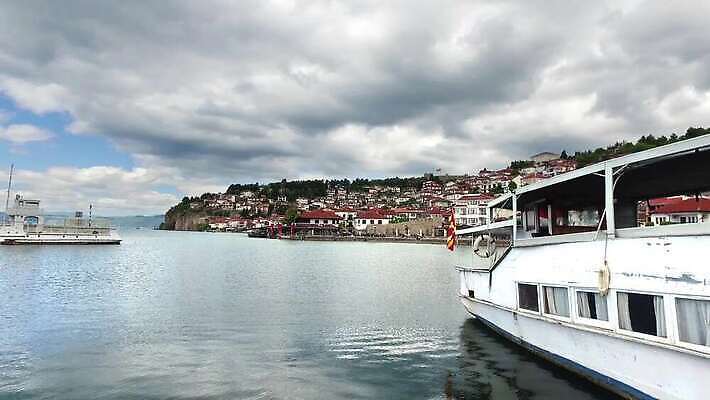 나무 전통 유럽 종교 문화 호수 여행 요트 건축양식 자연 하늘 벽돌 산 풍경 사람없음 건물 물 여름 도시풍경 교회 항구 바위 도시 보트 중세 성자 언덕 포트 타운 랜드마크 마케도니아 발칸반도 옛날 4K MP4 해외동영상 클립영상 자연요소 식물 건축물 계절 건축 나라 배_교통 종교건축 교통시설 돌_바위 역사 생태계 동영상 파일형식 남유럽