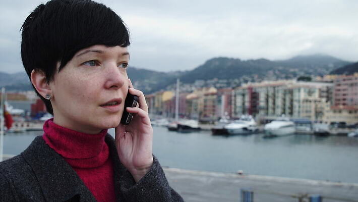 백인 직업 여자 바다 중년 겨울 요트 비즈니스 통신 모바일 대화 한명 사람 성인 해변 야외 빨간색 스마트폰 핸드폰 항구 봄 회색 코트 비즈니스우먼 보트 우아함 전화기 부름 포트 주근깨 진짜 4G 4K MOV 해외동영상 클립영상 서양인 1 계절 컬러 컨셉 배_교통 교통시설 모션 IT 말하기 전자제품 스마트기기 외투 점 직장인 동영상 파일형식