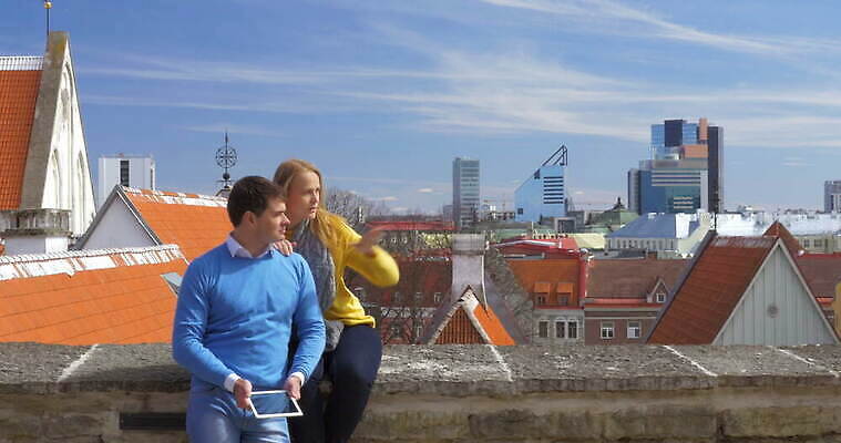 백인 커플 감정 여행 2 지붕 휴식 거리 앉기 성인 야외 컴퓨터 터치패드 알약 여행객 맑음 산책 흰색 도시 4 날짜 역사 셀프카메라 슛 타운 패드 옛날 터치스크린 4K MOV 해외동영상 클립영상 서양인 컬러 컨셉 관계 모션 날씨 사람 전자제품 숫자 약 사진촬영 동영상 파일형식