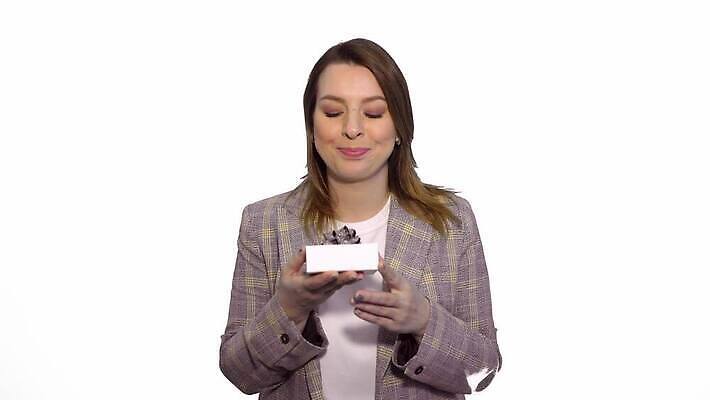 백인 손 응시 감정 백그라운드 휴가 손바닥 선물 한명 사람 상자 금발 놀람 분노 축하 표현 잡기 던지기 좌절 충격 보여주기 나쁜 고립 부정적 4K MOV 해외동영상 클립영상 서양인 1 헤어스타일 시선 컨셉 모션 표정 신체부위 동영상 파일형식