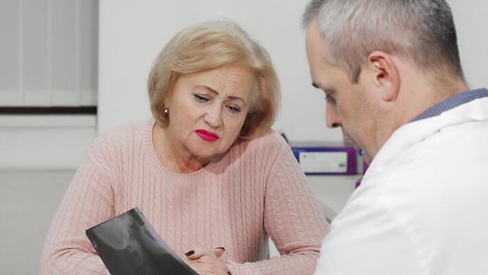 직업 여자 남자 노동자 엑스레이 건강 병원 대화 두명 치료 약 고통 환자 의사 질병 토론 분석 서비스 컨설턴트 암 보험 돌봄 스캐너 치유 4K MOV 해외동영상 클립영상 감정 컨셉 의학 모션 말하기 사람 의료진 전문직 상담 동영상 파일형식