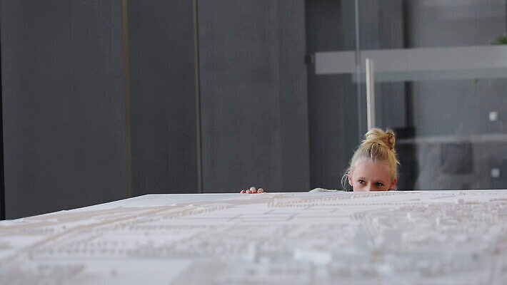 백인 모델 응시 여자 건축양식 청소년 노동자 독일 실내 한명 10대 금발 연주자 엔지니어 건축가 마네킹 준비 조절 뮌헨 바이에른 성인여자만 성인여자한명만 MOV 해외동영상 클립영상 서양인 직업 1 헤어스타일 시선 건축 유럽 사람 내부 음악가 기술자 동영상 여자만 여자한명만 성인만 파일형식