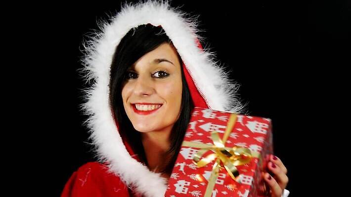 백인 모델 여자 행복 얼굴 크리스마스 겨울 휴가 갈색머리 선물 한명 미소 사람 성인 빨간색 상자 산타클로스 기쁨 축하 표현 12월 주기 클라우스 4K MP4 해외동영상 클립영상 서양인 1 헤어스타일 계절 기념일 감정 컬러 컨셉 모션 표정 신체부위 날짜 동영상 파일형식