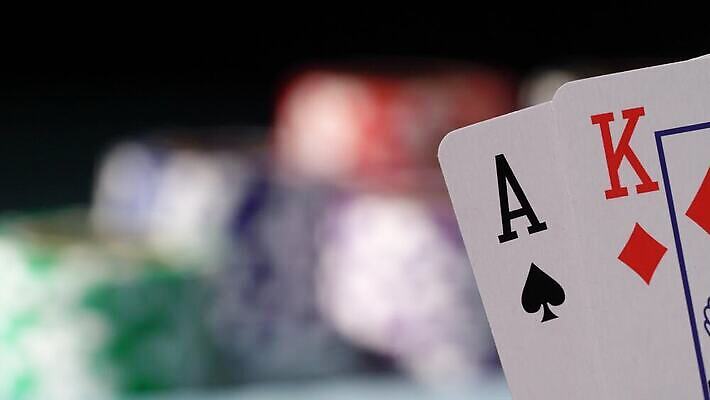 손 스포츠 백그라운드 돈 2 놀이 탁자 성공 사람없음 초록색 쌓기 경쟁 게임 잡기 우승 쌍 신용카드 행운 재산 도박 위험 심볼 카지노 클럽 기회 딜러 포커 보여주기 중독 라스베가스 에이스 잭팟 텍사스 플레이어 필승 4K MOV 해외동영상 클립영상 컬러 가구 컨셉 모션 신체부위 금융 미국 최고 트럼프 동영상 파일형식