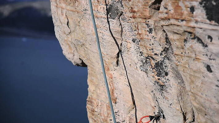 밧줄 사람없음 야외 보호 질감 사암 그린란드 결석 틸트업 MOV 해외동영상 클립영상 줄 섬 컨셉 촬영기법 덴마크 돌_바위 동영상 파일형식