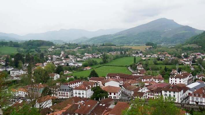 전통 유럽 건축양식 산 주택 파노라마 사람없음 건물 빨간색 마을 프랑스 시골 역사 재산 성자 포트 타운 연립주택 프랑스어 순례 4K MP4 해외동영상 클립영상 문자 건축물 건축 나라 종교 컬러 촬영기법 금융 도시 동영상 파일형식