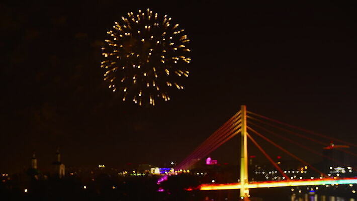 건축물 백그라운드 건축양식 하늘 휴가 불꽃 전등 조명 주택 기념 불꽃놀이 파노라마 이벤트 사람없음 건물 빨간색 도시풍경 컬러풀 노란색 탑 검은색 축제 어둠 새벽 축하 도시 황금 도심 야간 저녁 폭발 지역 스카이라인 동영상 빛망울 랜드마크 MOV 해외동영상 클립영상 자연요소 건축 컬러 컨셉 놀이 불 촬영기법 풍경 빛 파일형식