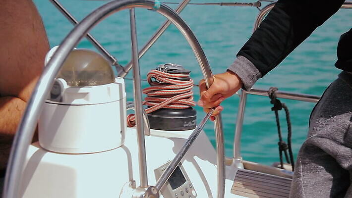 라이프스타일 손 남자 스포츠 바다 여행 요트 휴가 항해 사람 취미 사람없음 물 강 운전 잡기 바퀴 보트 고급 크루즈 핸들 함선 선원 탐색 네비게이션 되감기 뱃놀이 제어 항해사 MOV 해외동영상 클립영상 자연요소 직업 컨셉 배_교통 모션 생활 신체부위 전통놀이 동영상 파일형식