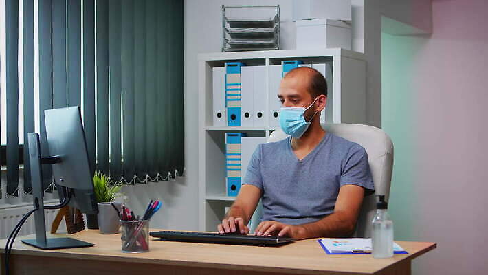 백인 직업 라이프스타일 남자 얼굴 인터넷 비즈니스 사업가 통신 회의 노동자 거리 직장 실내 대화 가면 마스크 안전 사람 성인 컴퓨터 사무실 업무 비즈니스맨 바이러스 보호 동료 경영자 부름 멀리 온라인 동영상 영상통화 전염병 코로나바이러스 사회적거리두기 뉴노멀 4K MOV 해외동영상 클립영상 서양인 캠페인 컨셉 회사 관계 모션 말하기 내부 생활 신체부위 경제 전자제품 작업 직장인 질병 리더 통화 파일형식