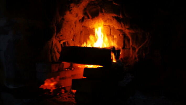 전통 불 벽돌 실내 사람없음 내부 목재 울타리 금속 시골 뜨거움 닫기 연기 장작 벽난로 통나무 난방 연소 대장장이 석탄 용광로 4K MOV 해외동영상 클립영상 자연요소 나무 재료 모션 재질 담장 동영상 파일형식