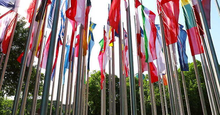 로우앵글 바람 독일 사람없음 야외 깃발 변화 신분 뮌헨 유럽연합 바이에른 4K MOV 해외동영상 클립영상 자연요소 유럽 뷰포인트 컨셉 날씨 동영상 파일형식